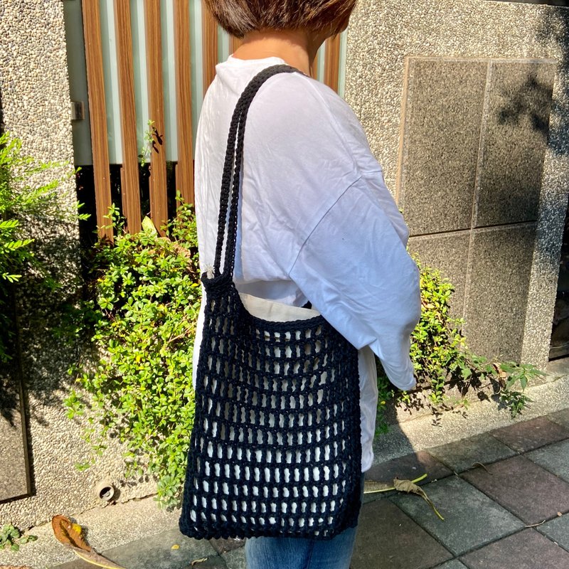 Pure cotton hand-woven bag crochet shoulder bag/side backpack/outline bag/mesh bag/mesh black - กระเป๋าแมสเซนเจอร์ - วัสดุอื่นๆ สีดำ