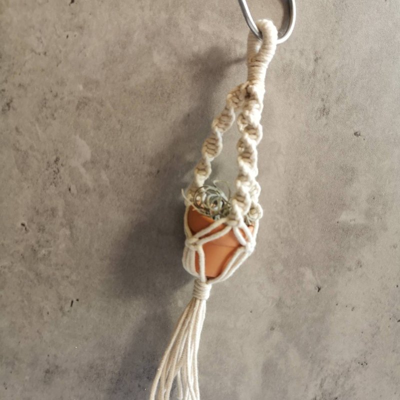 迷你植物小吊飾【 Macrame plant hanger 】3cm陶盆-三二 - 盆栽/植栽 - 棉．麻 