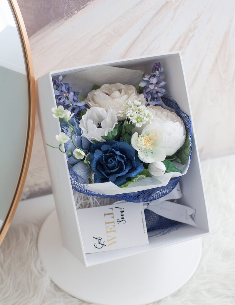WHITE AND DEEP BLUE - Mini Flower Bouquet in Box