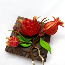 華やかな花の海、レッドバラ、蝶、アンティーク風に絡まった花の