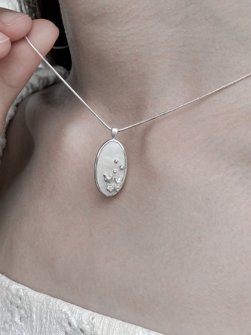 Lichen // Oval white shell bezel necklace - สร้อยคอ - เงินแท้ สีเงิน