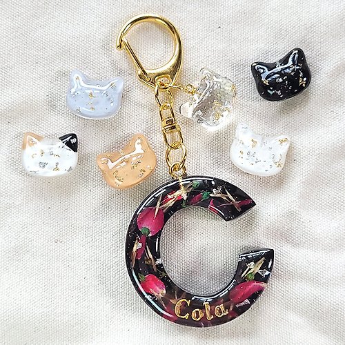 Slow Motion Gift Shop 【訂製】個人化 黑夜貓咪玫瑰園字母鎖匙扣 乾燥花 自訂英文名字