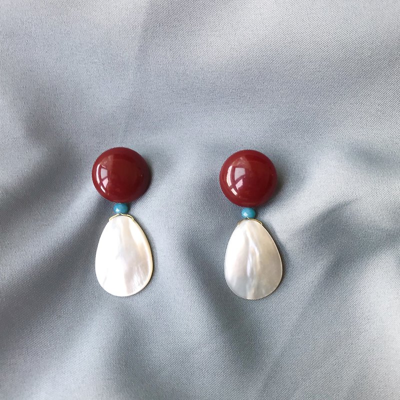 Dark red circle white scallop shell dual earrings - can be changed clip type - ต่างหู - เครื่องเพชรพลอย สีแดง