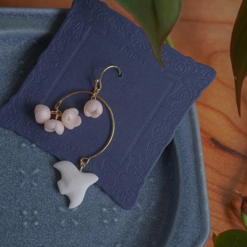 teatime Spring Ritual Sense Single Wearing White Transparent Bird and Cherry Pink Flowers vol.1 Earrings - ต่างหู - วัสดุอื่นๆ ขาว