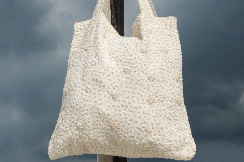 Hand-stitched pure cotton tote bag embroidered side backpack, hand-embroidered shoulder bag, hand-stitched white bag-flower style - กระเป๋าแมสเซนเจอร์ - ผ้าฝ้าย/ผ้าลินิน สีใส