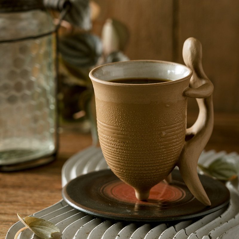 Spinning coffee cup【Pan's Pottery】 - แก้วมัค/แก้วกาแฟ - ดินเผา สีกากี