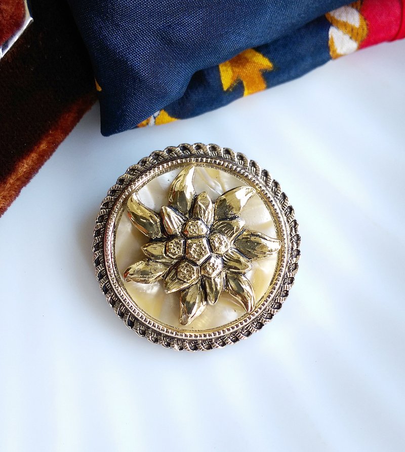 【西洋アンティークジュエリー】上品なエーデルワイスの花のスカーフクリップ シルクスカーフバックル シルクスカーフクリップ 西ドイツ製 - その他 - 金属 ゴールド