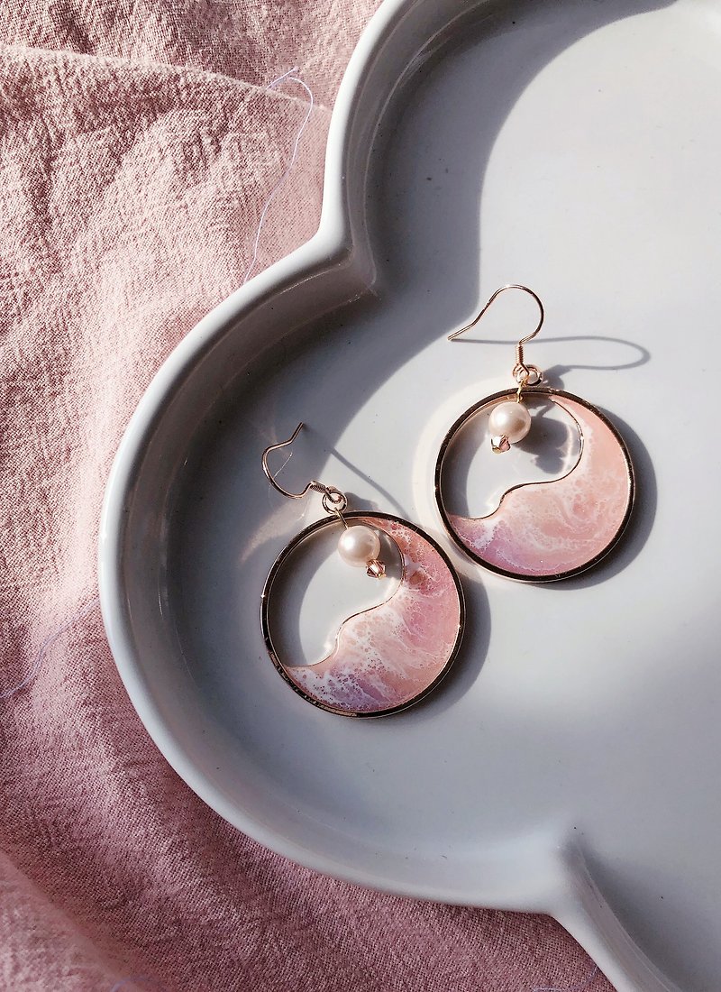 粉紅珍珠海浪耳環 情人節禮物 - 耳環/耳夾 - 其他材質 粉紅色