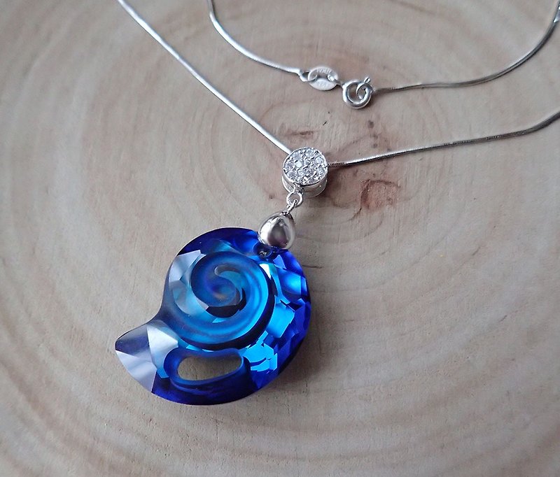Sea Snail necklace with SWAROVSKI ELEMENTS - สร้อยคอ - แก้ว สีน้ำเงิน