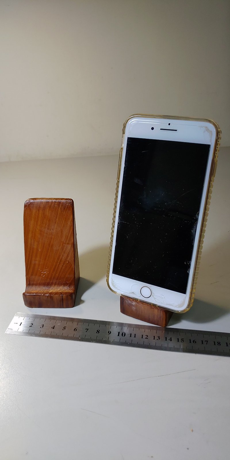 Taiwan log Xiao Nan wood mobile phone holder vertical (Sao Nan) - ที่ตั้งมือถือ - ไม้ 