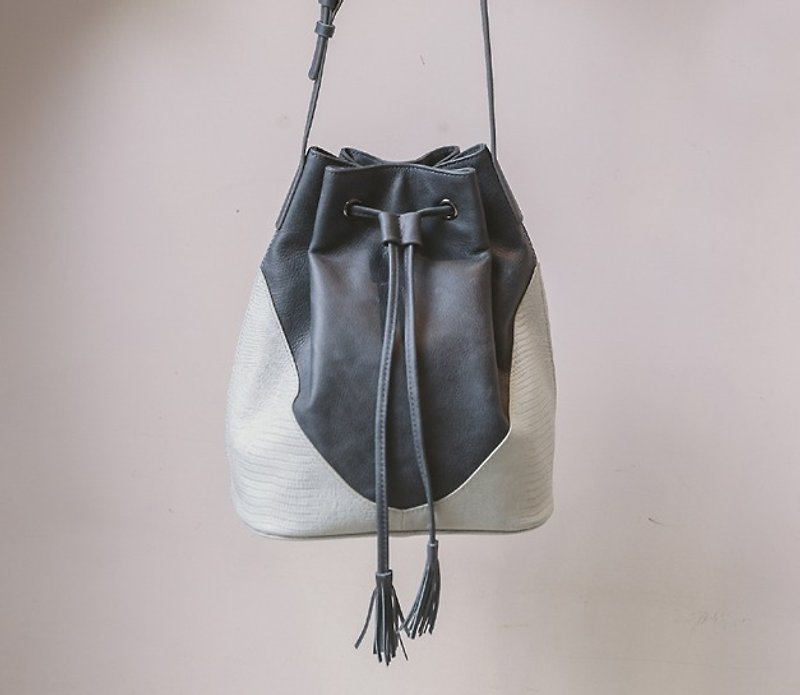 Arc cutting color matching tassel side back leather bucket bag blue gray - Messenger Bags & Sling Bags - Genuine Leather Gray