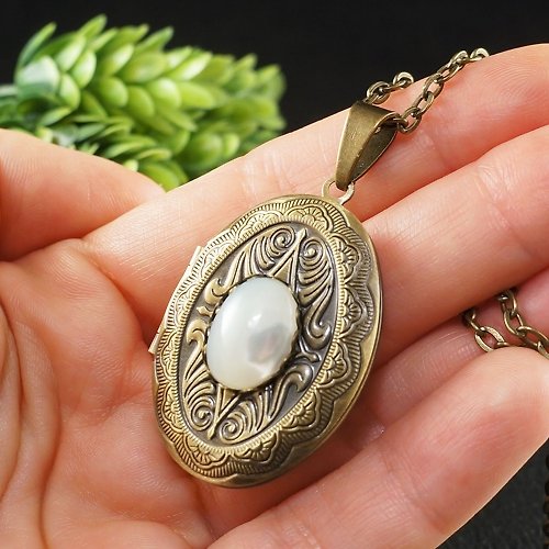 AGATIX White Mother of Pearl MOP Oval Photo Locket Keepsake Pendant Necklace Jewelry