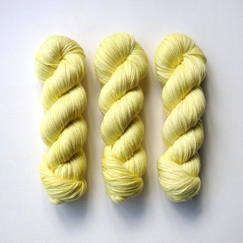 手染線 ‧ 黃槿 - 編織/刺繡/羊毛氈/縫紉 - 其他材質 多色