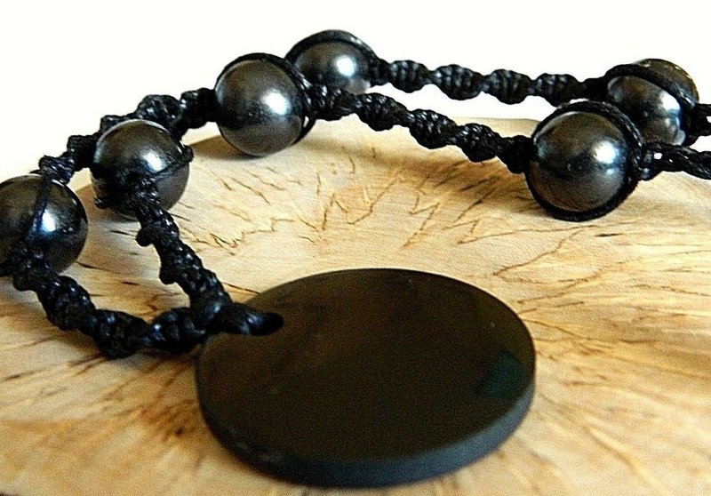 Shungite necklace, shungite circle pendant, macrame beaded healing necklace - สร้อยคอ - วัสดุอื่นๆ สีดำ