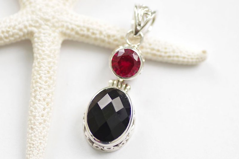 Silver pendant of onyx and ruby - สร้อยคอ - หิน สีดำ