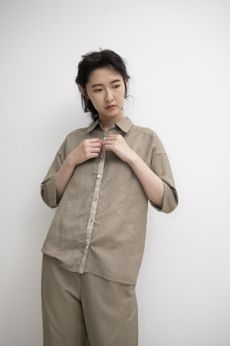 Cuff shoulder neck stitching shirt - เสื้อเชิ้ตผู้หญิง - ผ้าฝ้าย/ผ้าลินิน สีกากี