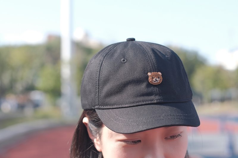 Baseball cap short brim with bead embroidery bear face pattern - หมวก - ผ้าฝ้าย/ผ้าลินิน สีดำ