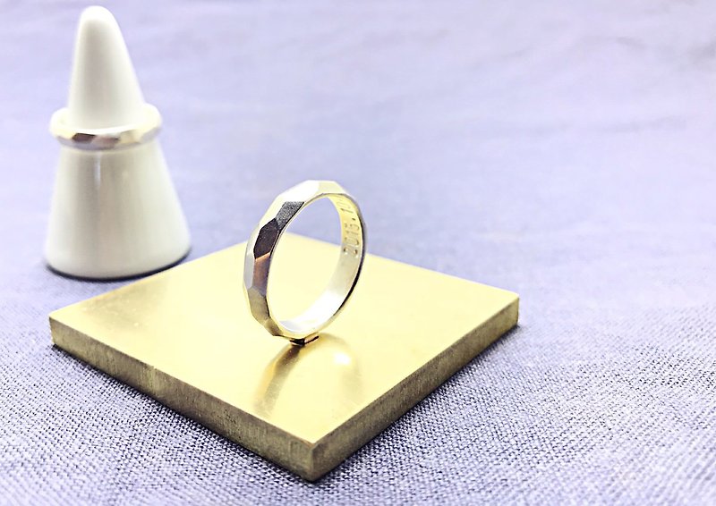 Corner silver ring [LRS1002] sterling silver hand ring. Lettering. Male ring. Female ring. - แหวนคู่ - โลหะ สีเทา