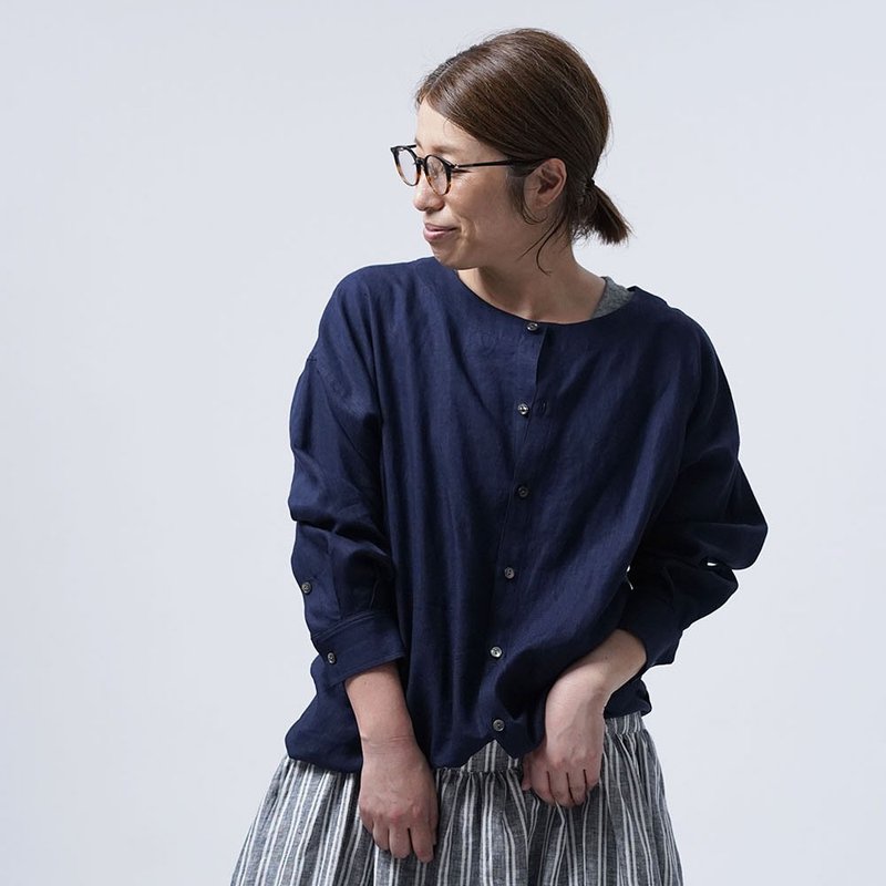 wafu [Linen shirt] Easy to use without straining your shoulders / dark blue t036d-tmk1 - เสื้อเชิ้ตผู้หญิง - ผ้าฝ้าย/ผ้าลินิน สีน้ำเงิน