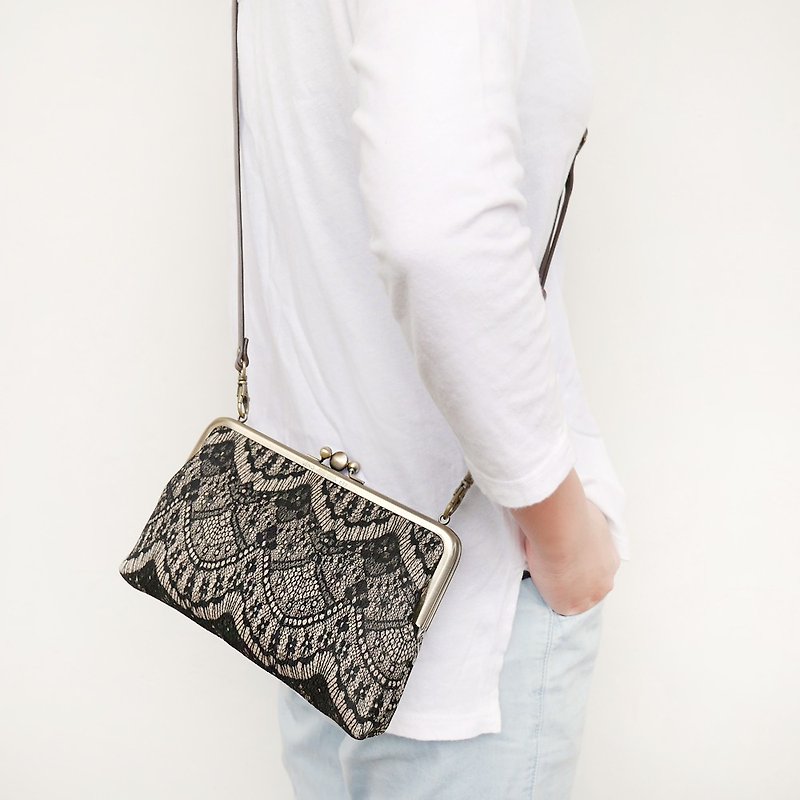 (Increase) Baroque two large shoulder bag / mobile phone bag / mouth gold bag [made in Taiwan] - กระเป๋าแมสเซนเจอร์ - โลหะ สีดำ