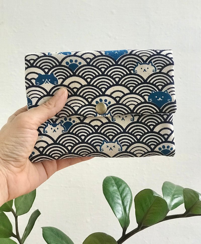 One-person studio limited edition handmade passport size cotton wallet with cat pattern - กระเป๋าสตางค์ - ผ้าฝ้าย/ผ้าลินิน หลากหลายสี