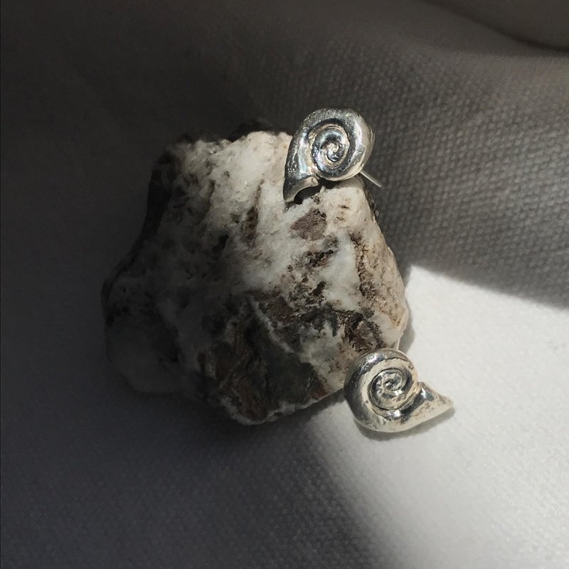 925銀 黃銅  貼耳 海螺 耳環 - 耳環/耳夾/耳骨夾 - 純銀 銀色