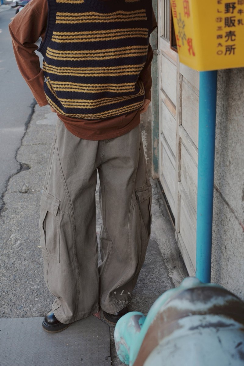 逆さまになった裾のデザインが魅力のウォッシュ加工ワイドパンツ - 全2色 - ブラウン - パンツ ユニセックス - コットン・麻 ブラウン