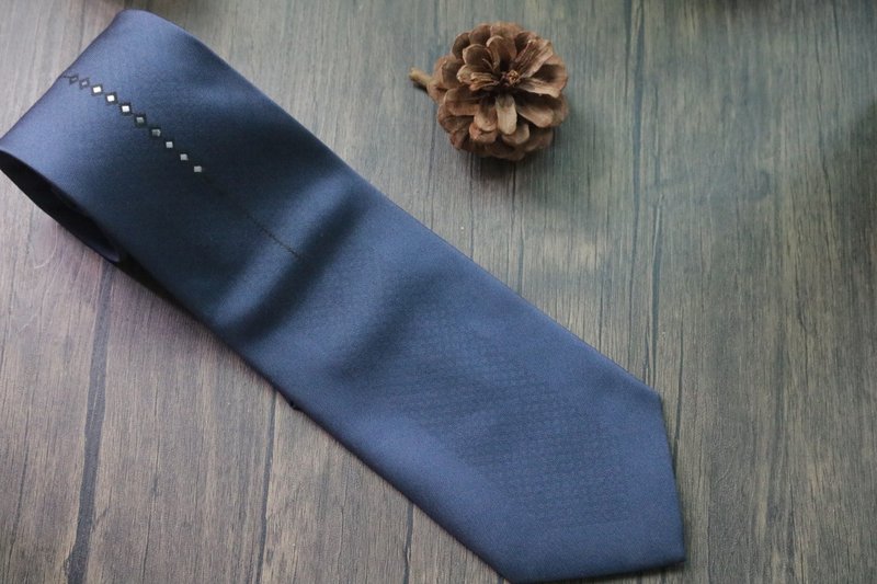 深藍色菱形格刺繡山紳士裝領帶禮盒版 - 領帶/領帶夾 - 絲．絹 藍色