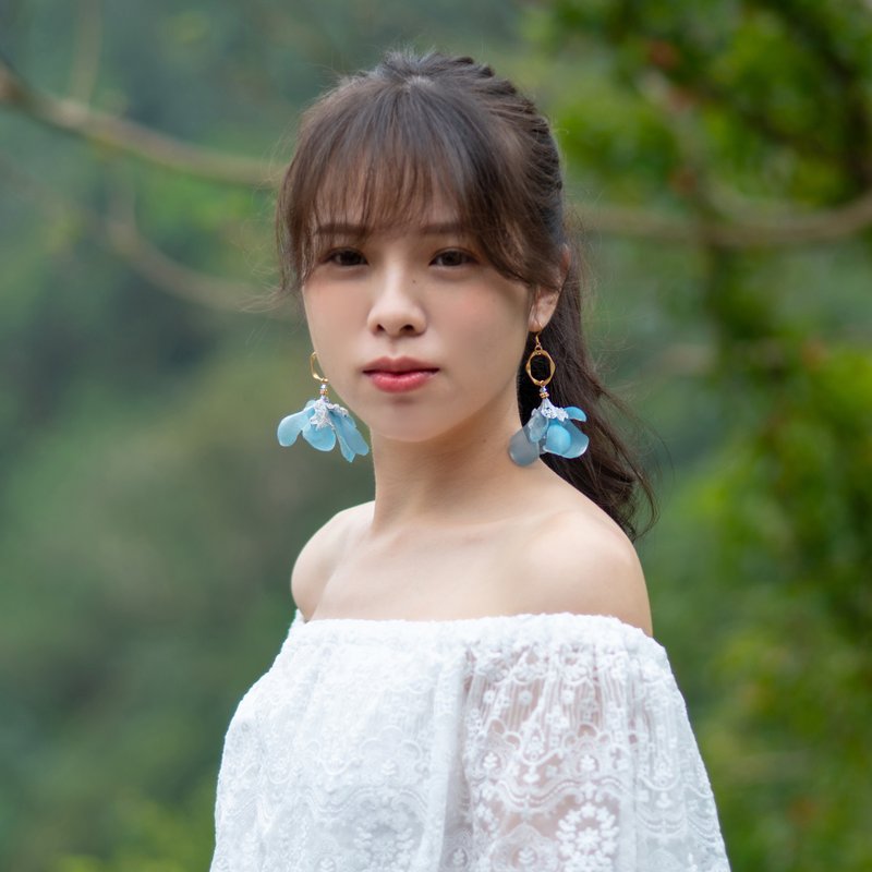 Adah | 多變樂章滑順藍紗花大框耳勾耳環 - ピアス・イヤリング - その他の素材 ブルー