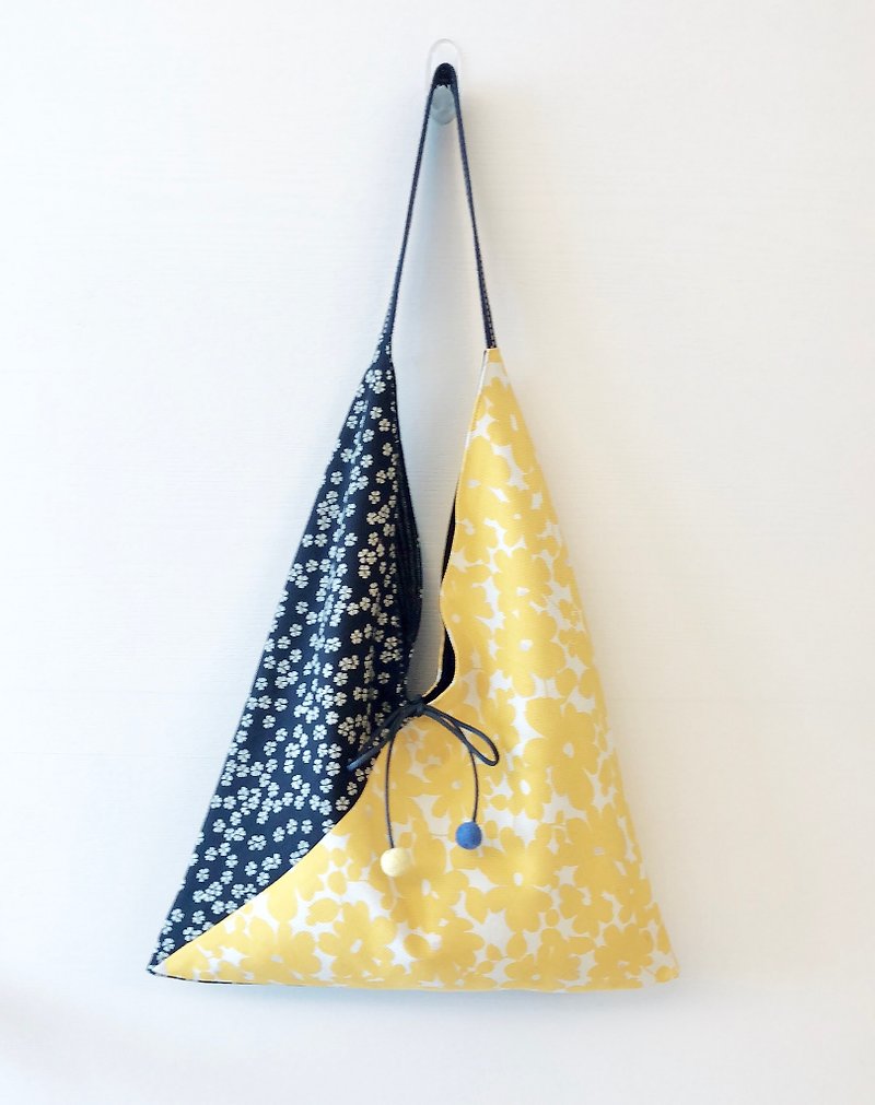 Triangle shoulder bag / large size / yellow flower pattern - กระเป๋าแมสเซนเจอร์ - ผ้าฝ้าย/ผ้าลินิน สีส้ม