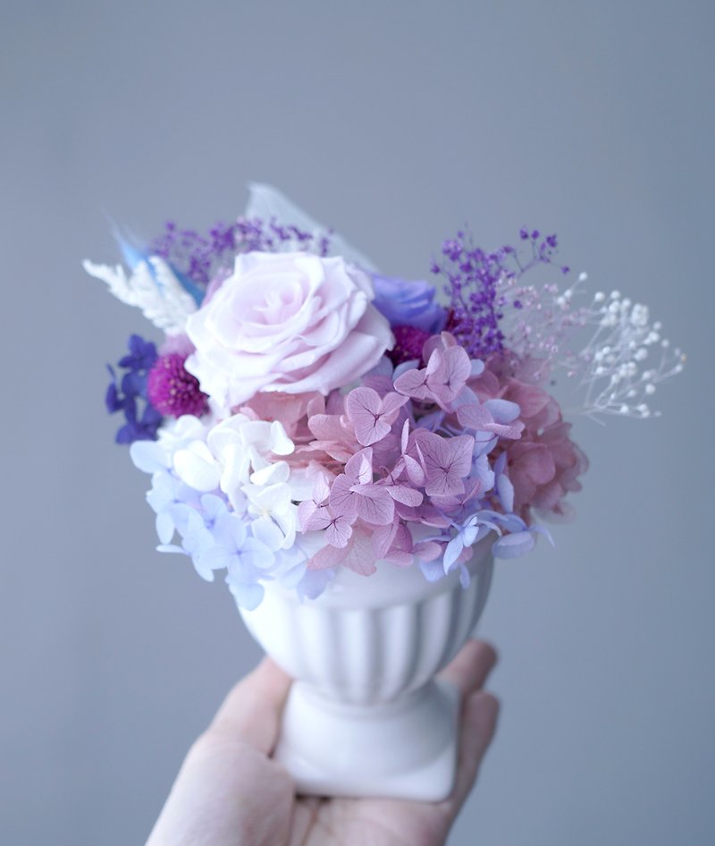 PlantSense母の日の花＆ギフト - バイオレット春のグラデーションピンクと紫のアジサイと紫の花が枯れたバラにギフト包装と白の磁器のテーブルの花を死ぬことはありません - 観葉植物 - 寄せ植え・花 パープル
