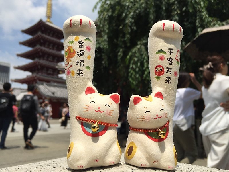 A pair of cats with long hands and paper lucky cats - ของวางตกแต่ง - กระดาษ 