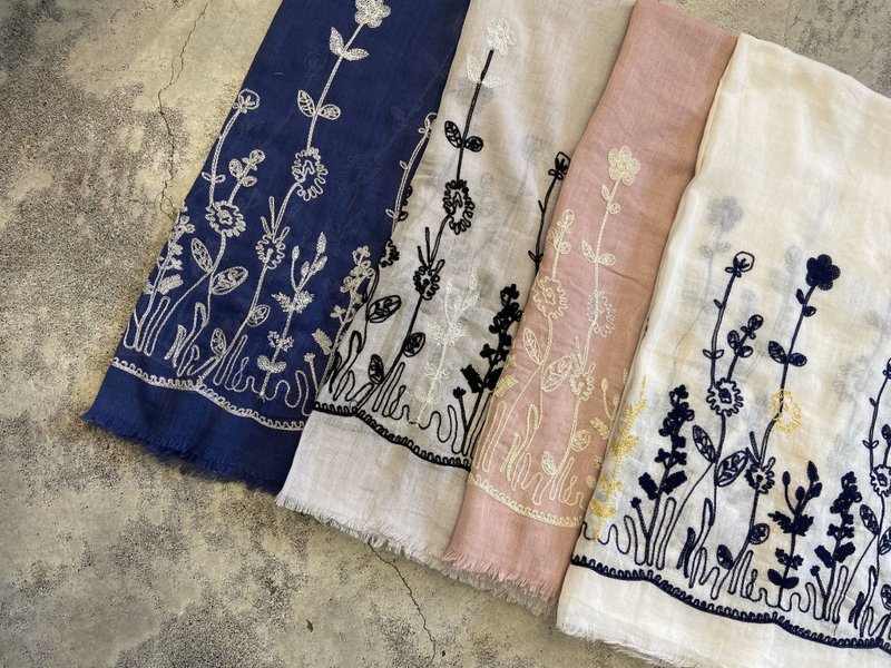 Customized cotton embroidery silk scarf flowers/gift Christmas packaging - ผ้าพันคอ - ผ้าฝ้าย/ผ้าลินิน สีเทา