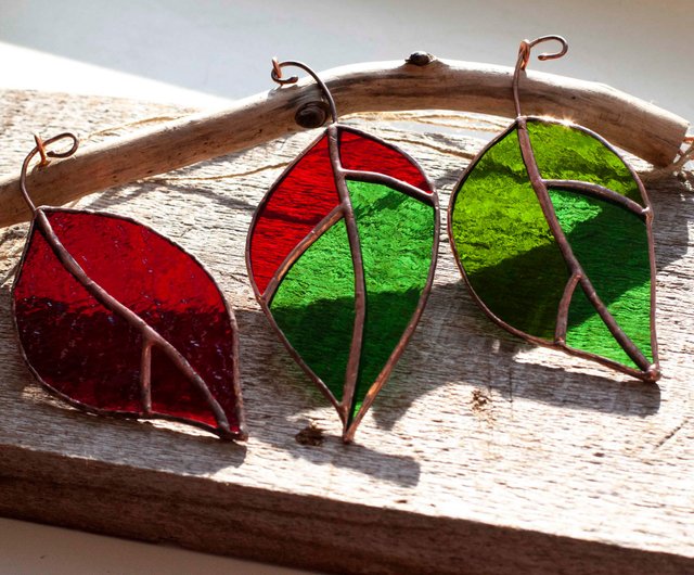 赤と緑の葉のステンド グラスの窓。 サンキャッチャーガラス葉