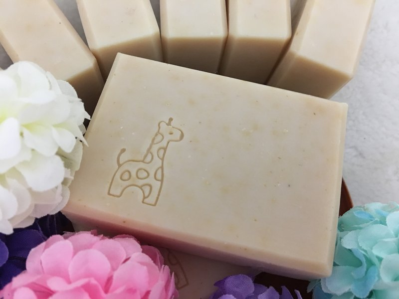 Kiss baby milk honey oats soothing soap - ครีมอาบน้ำ - พืช/ดอกไม้ ขาว