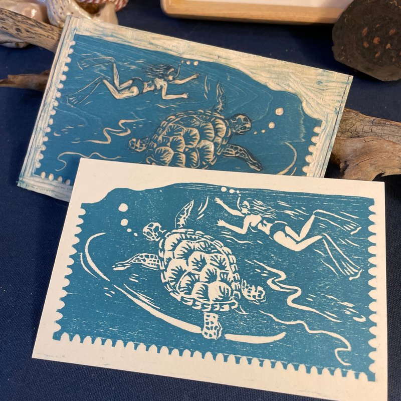 [Green Turtle Postcard] Hand-made woodcut prints The encounter of Green Turtle and diving instructor - การ์ด/โปสการ์ด - กระดาษ สีน้ำเงิน