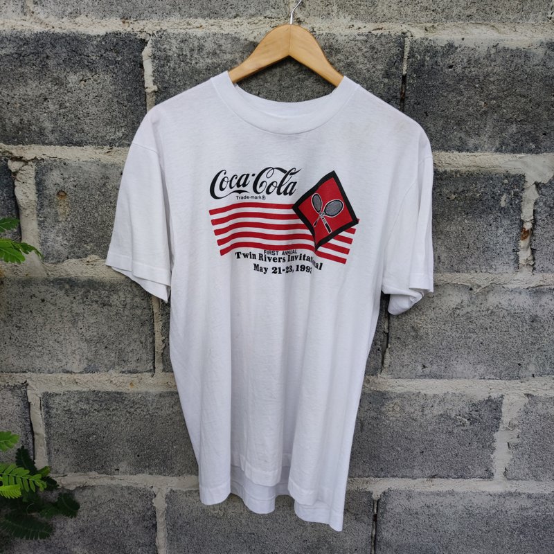 เสื้อยืดวินเทจ 90s  Coca cola Twin Rivers Invitational Badminton Cup T Shirt - เสื้อยืดผู้ชาย - ผ้าฝ้าย/ผ้าลินิน ขาว