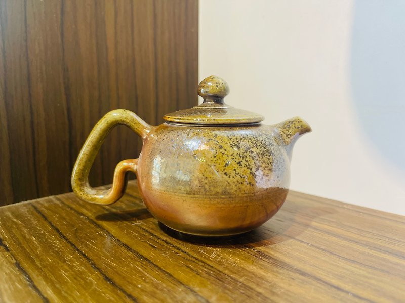 Firewood Hand-made Japanese Pottery Teapot / Chen Wenxiang - Teapots & Teacups - Pottery Gold
