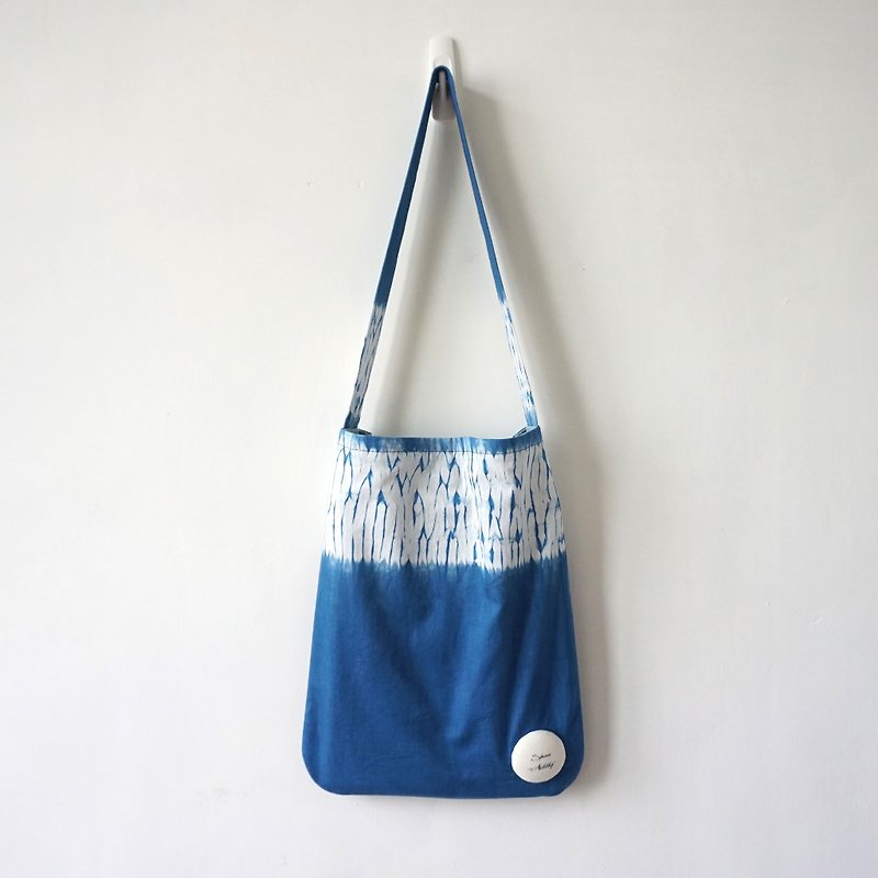 S.A x Blue Straw, Indigo dyed Handmade Abstract Pattern Tote Bag/ Handbag - กระเป๋าแมสเซนเจอร์ - ผ้าฝ้าย/ผ้าลินิน ขาว
