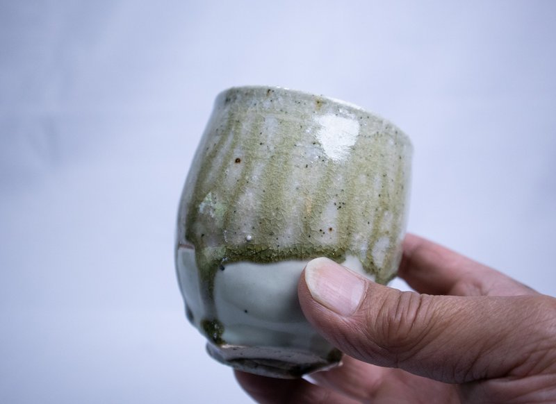 新緑窯変2022 ころころ焼酎カップ - 杯子 - 陶 綠色