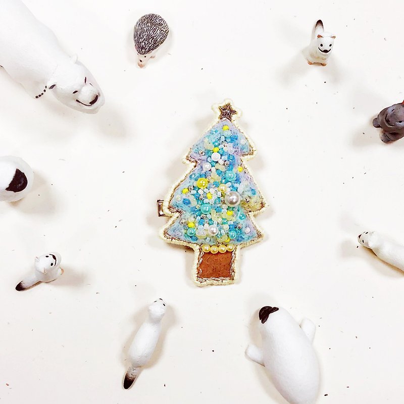 Koko Loves Dessert // I sell you youth - Merry Christmas pin brooch (pink blue tree) - เข็มกลัด - งานปัก สีน้ำเงิน