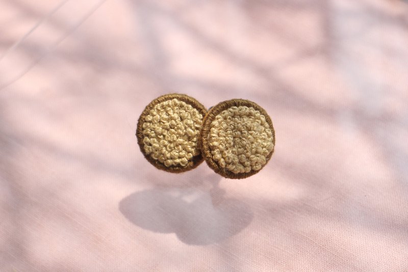 刺繡耳環 208 卡其色 / 耳夾款 - 耳環/耳夾/耳骨夾 - 繡線 卡其色