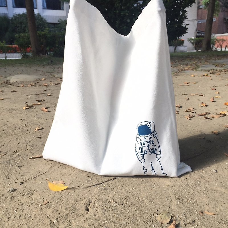太空人大大的登陸地球 手工絹印帆布包袋 - 側背包/斜孭袋 - 棉．麻 白色