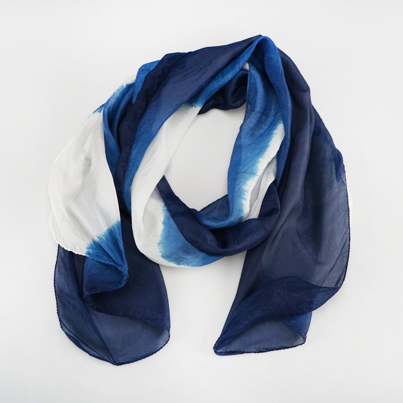 Handmade│Indigo dyed silk scarf│Made by local craftsmen in MIT Taiwan│Christmas gift box - ผ้าพันคอ - วัสดุอื่นๆ สีน้ำเงิน