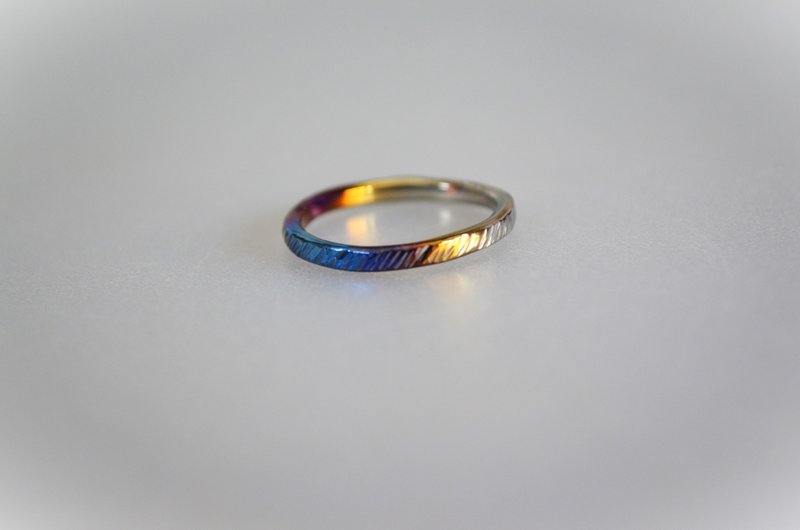 Titanium Ring ・Pure titanium ring = Thin and sharp hammered pattern ・Blue to Silver= Size 10 - แหวนทั่วไป - โลหะ หลากหลายสี