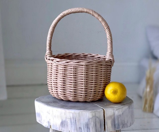 Round wicker basket with lid in natural colour. Picnic basket. Jane Birkin  bask - Shop BasketsATELIER Other - Pinkoi