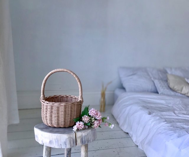 Round wicker basket with lid in natural colour. Picnic basket. Jane Birkin  bask - Shop BasketsATELIER Other - Pinkoi