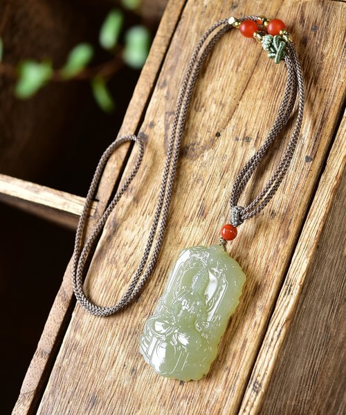 精巧で美しい和田玉の観音菩薩ペンダント。吉祥を意味し、精緻な彫刻が