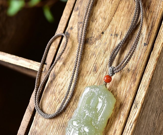 精巧で美しい和田玉の観音菩薩ペンダント。吉祥を意味し、精緻な彫刻が