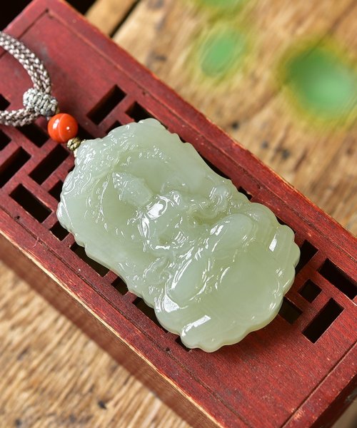 精巧で美しい和田玉の観音菩薩ペンダント。吉祥を意味し、精緻な彫刻が